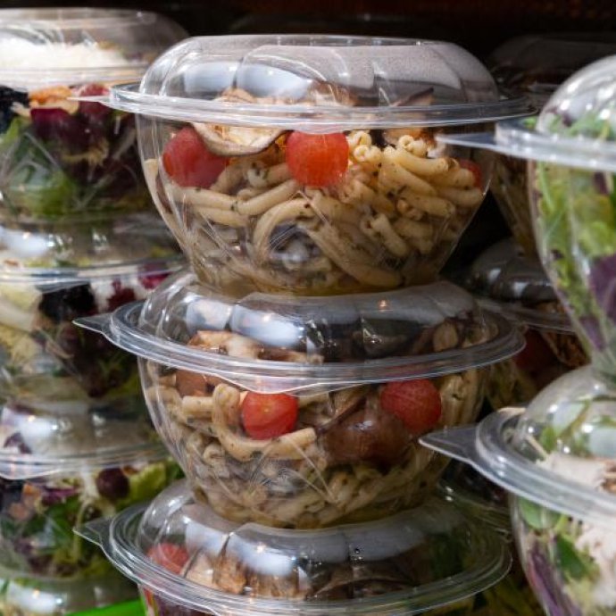 REGULAMENTO (UE) 2025/351 relativo aos materiais e objetos de matéria plástica destinados a entrar em contacto com os alimentos REGULAMENTO (UE) 2025/351 relativo aos materiais e objetos de matéria plástica destinados a entrar em contacto com os alimentos